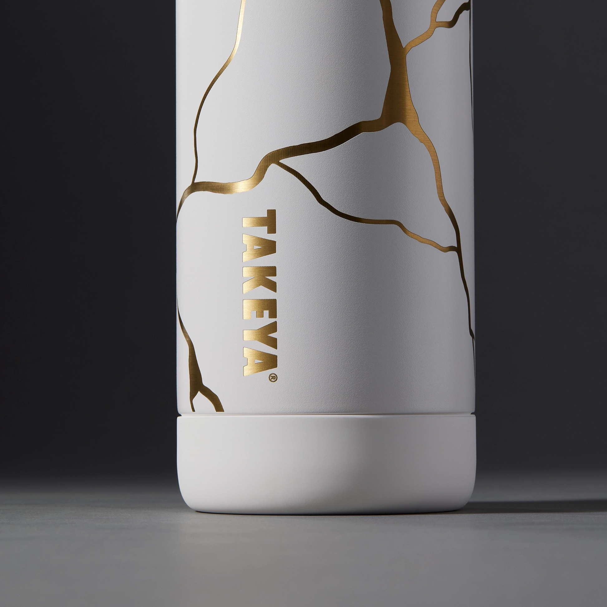 kintsugi-water-bottle-with-straw-lid-j0 51389-TK_HO25_Kintsugi_Takeya9236_Crop.png