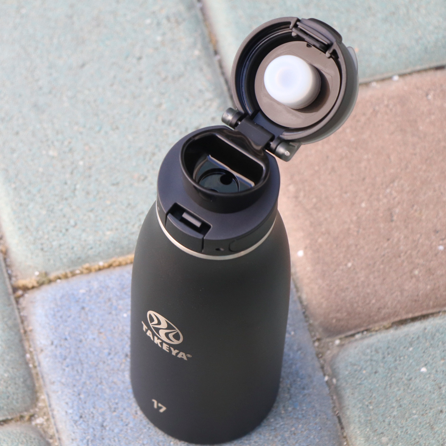 traveler-fliplocktm-lid-f5 96076-R-TravelerLid-Lifestyle-Onyx.png